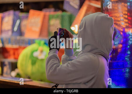 Tourist, der ein Foto der Weihnachtsmarkt in einen Vergnügungspark Stockfoto