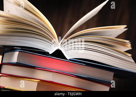 Zusammensetzung mit Büchern auf dem Tisch. Stockfoto