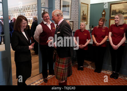 Der Prinz von Wales, bekannt als The Duke of Rothesay, während in Schottland, trifft das Personal als tourt er durch die Kornkammer Unterkunft, die er offiziell bei einem Besuch im Schloss von Mey in Caithness geöffnet. Stockfoto