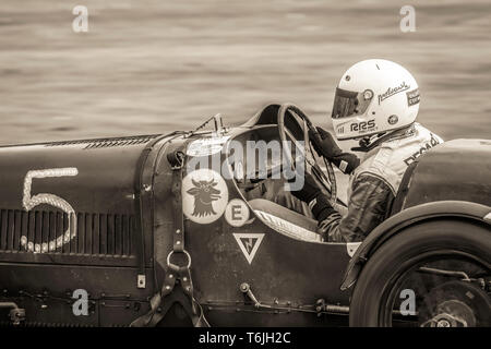 1926 Bugatti Typ 37 mit Treiber Hugo Baldy während der John Duff Trophy Rennen in der 77. Goodwood GRRC Mitgliederversammlung, Sussex, UK. Stockfoto