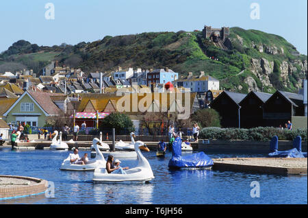 See an der Küste von Hastings, East Sussex, UK, mit Tretbooten und Osten Hügel im Hintergrund Stockfoto