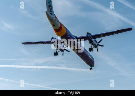 London, Großbritannien - 17, Februar 2019: Flybe eine britische Fluggesellschaft in England gegründet, Flugzeuge des Typs De Havilland Canada DHC -8-400 auf blauen Himmel fliegen. Stockfoto