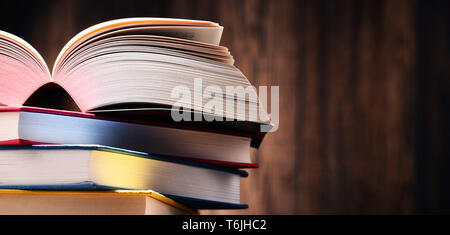 Komposition mit Büchern auf dem Tisch Stockfoto