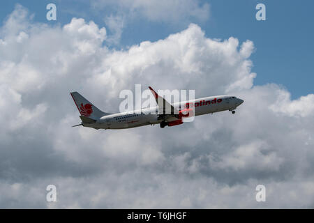 DENPASAR/BALI - 17. APRIL 2019: Denpasar/Bali - 17. APRIL 2019: Flugzeug von Malindo Airlines ist vom Ngurah Rai Internationalen Flughafen Bali Stockfoto