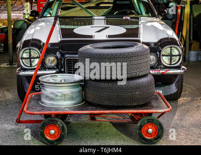 1970 Chevrolet Camaro Z28 mit Reserverädern und Reifen auf der Koppel vor dem Gerry Marshall Trophy-Rennen beim Goodwood Members Meeting 77., Großbritannien. Stockfoto