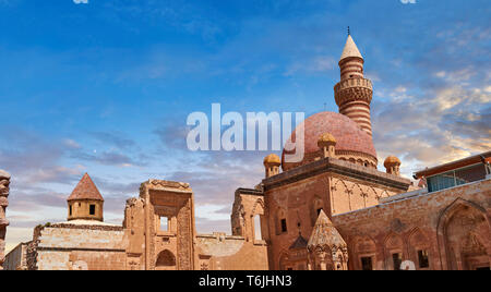 Innenhof des 18. Jahrhunderts der osmanischen Architektur des Ishak Pasha Palace (Türkisch: İshak Pasa Sarayı), Ağrı Provinz der östlichen Türkei. Stockfoto