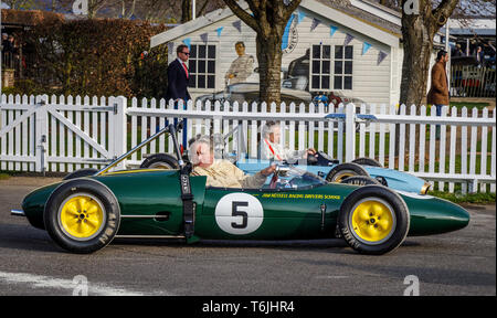 1964 Waggitt Lotus-Ford 31 mit Jonathan und Peter Hamilton in seiner 1968 Tecno-Ford im Fahrerlager am 77. Goodwood Mitgliederversammlung, Sussex Stockfoto