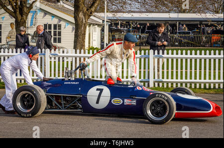 1970 Brabham-Ford BT 28 mit Fahrer Steve Jones, ist in den Paddock für die Derek Bell Cup Rennen gebracht. 77 Goodwood Mitgliederversammlung, Sussex Stockfoto