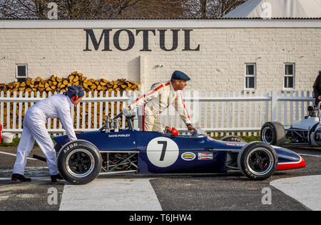 1970 Brabham-Ford BT 28 mit Fahrer Steve Jones, ist in den Paddock für die Derek Bell Cup Rennen gebracht. 77 Goodwood Mitgliederversammlung, Sussex Stockfoto