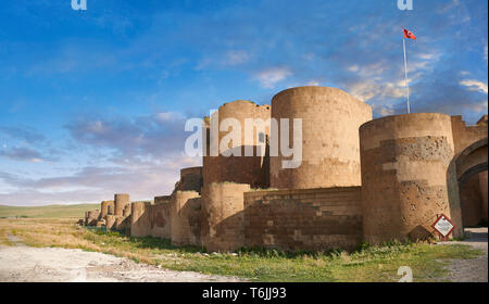 Die Ruinen der Armenischen Stadt Mauern von König Smbat (977 - 989) von Ani archäologischem Aufstellungsort auf der alten Seidenstraße, in der Türkei gebaut Stockfoto