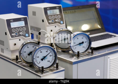 Laborgeräte mit Thermometer Manometer im Vordergrund. Selektive konzentrieren. Stockfoto