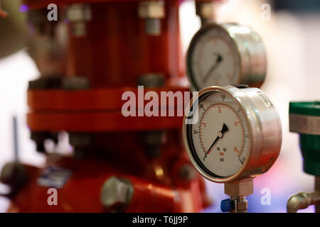 Manometer und für die Löschanlage Pumpe. Selektive konzentrieren. Stockfoto