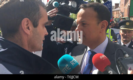 Eine "grab von PA Video von Taoiseach Leo Varadkar (rechts) von Demonstranten bei einer Demonstration konfrontiert, die von den Mitgliedern der irische Bauernverband (IFA) außerhalb von Cork City Hall Aufruf für die Regierung erhöhte Brexit unterstützt für Rinderhalter einzuführen. Stockfoto