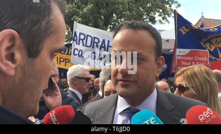 Eine "grab von PA Video von Taoiseach Leo Varadkar (rechts) von Demonstranten bei einer Demonstration konfrontiert, die von den Mitgliedern der irische Bauernverband (IFA) außerhalb von Cork City Hall Aufruf für die Regierung erhöhte Brexit unterstützt für Rinderhalter einzuführen. Stockfoto