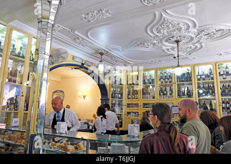 Pastéis de Belém berühmten portugiesischen Bäckerei original pasteis de Nata Ladentheke im Innenbereich in Lisboa Lissabon Portugal Europa EU-KATHY DEWITT Stockfoto