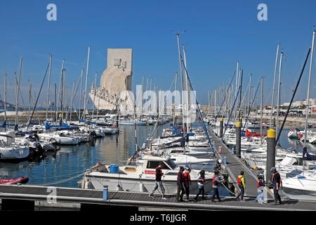 Die Schüler gehen auf Doca de Belem Marina & Blick auf Monument der Entdeckungen der Neuen Welt Lisboa Lissabon Portugal Europa EU-KATHY DEWITT Stockfoto