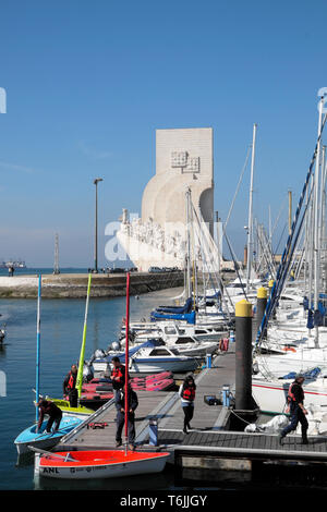 Die Schüler gehen auf Doca de Belem Marina & Blick auf Monument der Entdeckungen der Neuen Welt Lisboa Lissabon Portugal Europa EU-KATHY DEWITT Stockfoto