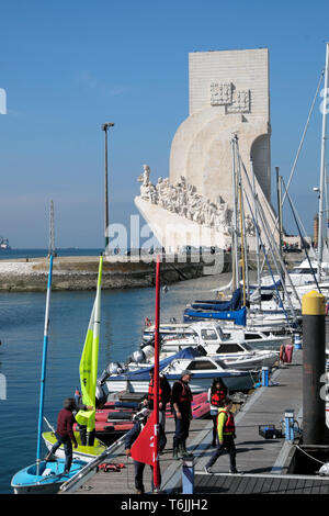 Die Schüler gehen auf Doca de Belem Marina & Blick auf Monument der Entdeckungen der Neuen Welt Lisboa Lissabon Portugal Europa EU-KATHY DEWITT Stockfoto