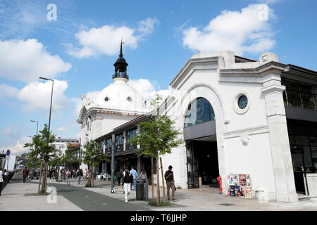 Menschen zu Fuß auf der Straße außerhalb der Zeit, die Markthalle in Ribeira Lissabon Lisboa Portugal Europa EU-KATHY DEWITT Stockfoto