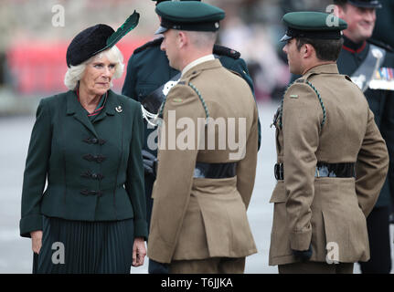 Die Herzogin von Cornwall (links) Teilnahme an der Medaillen Parade des vierten Bataillons der Gewehre an der Neuen Normandie Kaserne in Aldershot. Stockfoto