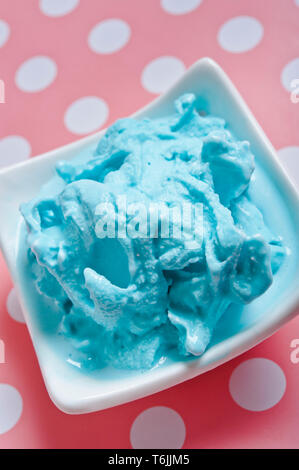 Blaue Eis in einer weißen Schüssel Stockfoto