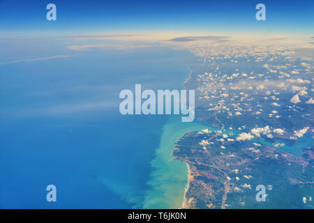 Antenne top Aussicht auf den Bosporus Eingang vom Schwarzen Meer in der Nähe von Istanbul in der Türkei, einem Ort, wo Wasser Fleisch das Land. Stockfoto