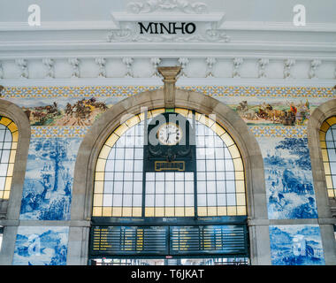 Porto, Portugal - 29. April 2019: Uhr der historische Bahnhof Sao Bento in Porto, Portugal. Wand ist in blau Azulejo Kacheln bedeckt Stockfoto