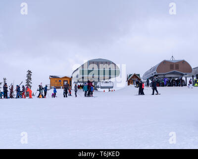 Leute, Ski- und Vorbereitung bei Keystone Ski Resort, Keystone, Colorado, USA Ski zu fahren. Stockfoto