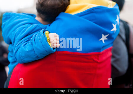 Detail des kleinen Kindes Hand auf venezolanische Flagge als Symbol der Hoffnung in Zukunft Regimewechsel, im März in Unterstützung von Guaido Regierung Stockfoto