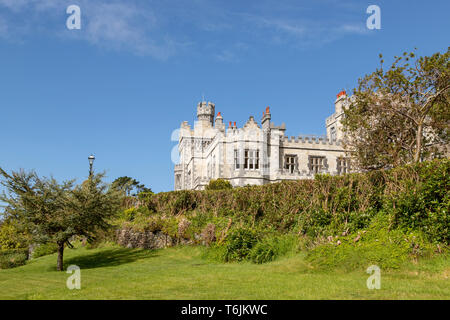 Kylemore Abbey gesehen vom Seeufer entfernt, Connemara, County Galway, Republik von Irland. Stockfoto