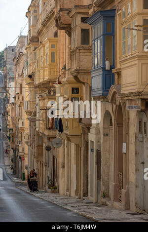 Zu den traditionellen maltesischen Häuser in Valletta mit ihren pulsierenden, geschlossenen Holz Balkone (galleriji) und Kalkstein Fassaden Stockfoto