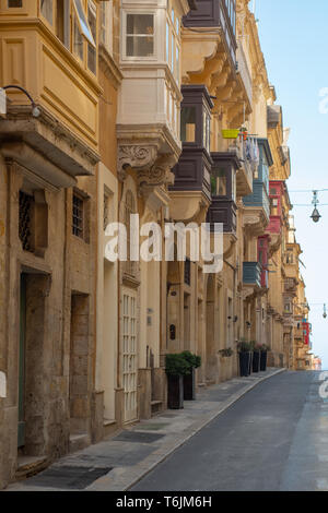 Zu den traditionellen maltesischen Häuser in Valletta mit ihren pulsierenden, geschlossenen Holz Balkone (galleriji) und Kalkstein Fassaden Stockfoto