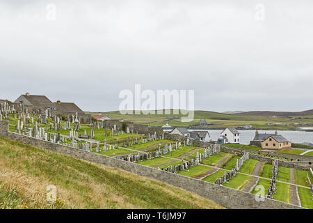 LERWICK, SHETLANDINSELN, Schottland, Großbritannien - 20 August 2017: Friedhof auf einem Hügel mit Blick auf die Nordsee in Lerwick, Shetlandinseln, Schottland, Großbritannien Stockfoto