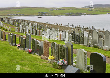 LERWICK, SHETLANDINSELN, Schottland, Großbritannien - 20 August 2017: Friedhof auf einem Hügel mit Blick auf die Nordsee in Lerwick, Shetlandinseln, Schottland, Großbritannien Stockfoto