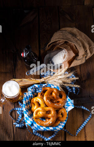 Echte hausgemachte Bayerische salzigen Brezel mit Bier Stockfoto