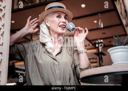Lächelnd attraktive ältere Frau mit hellen Make-up Stockfoto