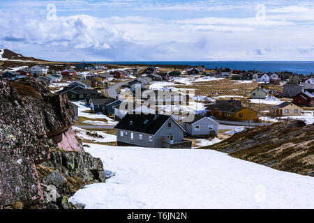 Blick auf den kleinen norwegischen Dorf am Ufer des Meeres Stockfoto