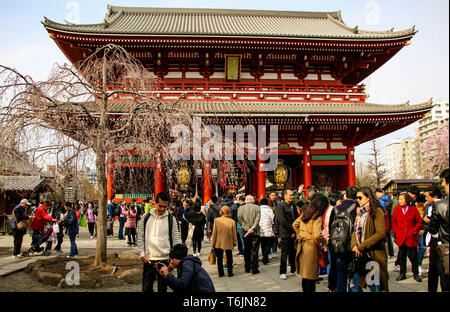 TOKYO, Japan - 25. MÄRZ 2019: Viele Leute in Asakusa neary Senso-ji Tempel in Asakusa, Tokyo Stockfoto