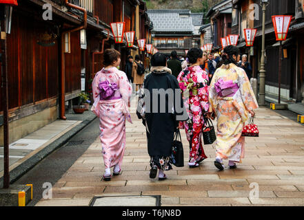 Mädchen in kimano auf der Straße Higashi Chaya Bezirk in Kanazawa, Japan Stockfoto