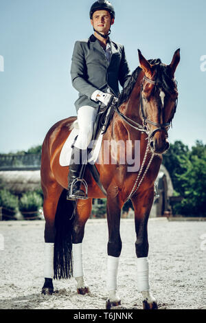 Gutaussehenden, netten Mann tragen besonderer Uniform für Reiten Stockfoto