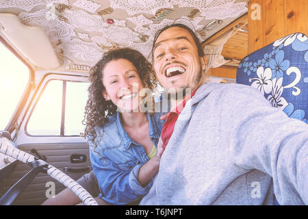 Glückliches Paar ein selfie in einem vintage Minivan - Reisen die Leute begeistert und bereit für die Fahrt zu Road Trip mit einem van Camper Stockfoto