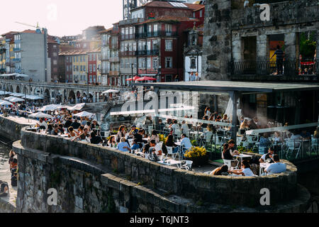 Porto, Portugal. April 29, 2019. Historische Porto Bars und Restaurants der berühmten Ribeira Viertel ziehen Touristen aus aller Welt. Stockfoto