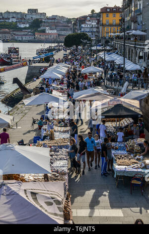 Porto, Portugal. April 29, 2019. Historische Porto Bars und Restaurants der berühmten Ribeira Viertel ziehen Touristen aus aller Welt. Stockfoto