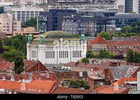 ZAGREB, KROATIEN - 12. JUNI 2013: Blick über die Dächer zum Kroatischen nationalen staatlichen Archiven in Zagreb Stockfoto