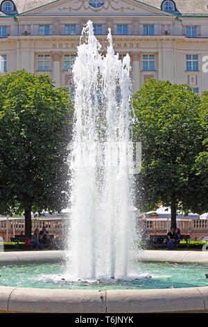 ZAGREB, KROATIEN - 19. MAI 2014: Brunnen vor dem Hotel Esplanade Gebäude Stockfoto