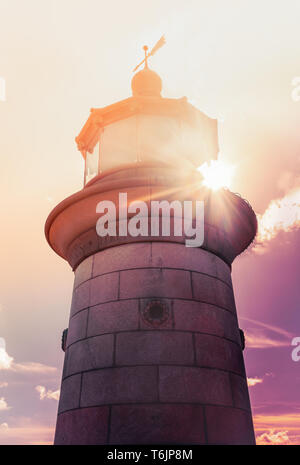 Die beeindruckende körnig Stein Granit von Ramsgate Leuchtturm, in Thanet, Kent, Großbritannien als am späten Nachmittag Sonnenlicht strahlt durch das Glas der Lampe. T Stockfoto