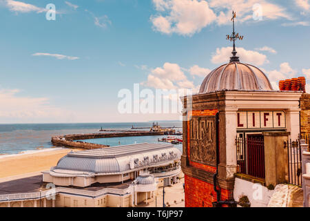 RAMSGATE, ENGLAND - APR 25 2019 Wellington Crescent Cliff Lift, ein Edwardianisches Denkmalgeschützte funktionierenden Aufzug oben Ramsgate main Sands, dem Royal Pav Stockfoto