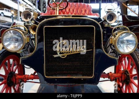 1907 Cadillac Modell K, in der Nähe des Antique Automobile Emblem / Schriftzug auf Kühlergrill in der Autoworld Oldtimer Museum in Brüssel, Belgien Stockfoto