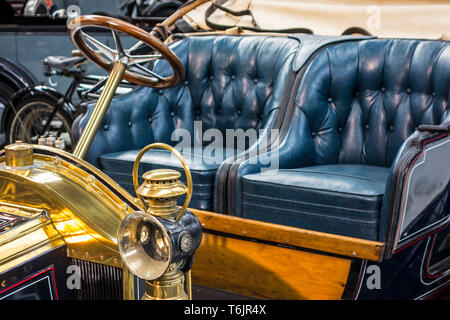 Kerosin öl Scheinwerfer von 1909 Renault Typ AX, klassisches Automobil/Oldtimer/antike Fahrzeug in der Autoworld Oldtimer Museum in Brüssel, Belgien Stockfoto
