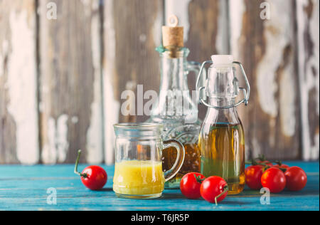 Hausgemachte Saucen und Salatdressings Stockfoto